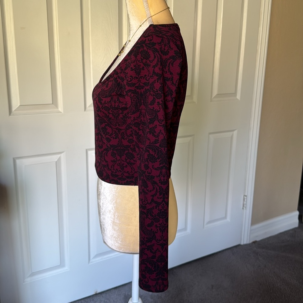 XXI Forever 21 Elegant Black and Red/ Burgundy Waffle Textured Crop Top NWOT - Picture 5 of 14